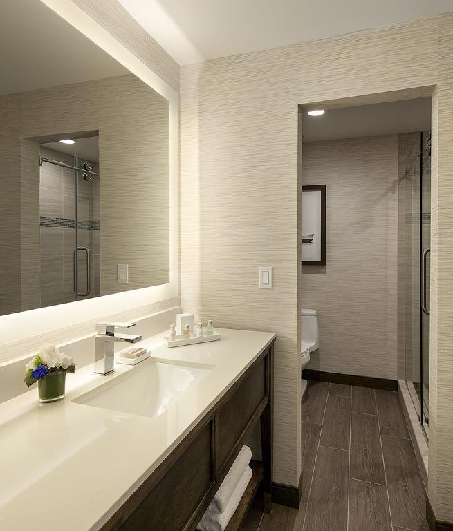 Quarto Queen com 2 Camas Queen-size e Vista Marina