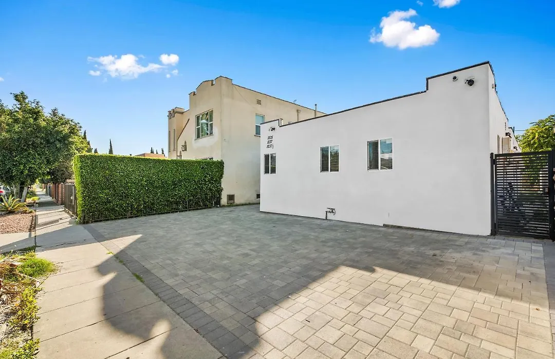 Miracle Mile Chic 1 Bedroom Bungalow Apt Parking Unit 2-1