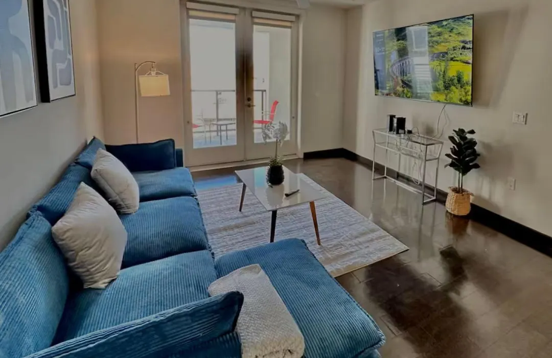 Hollywood Panoramic Views, Pool, Gym & Free Parking!-1