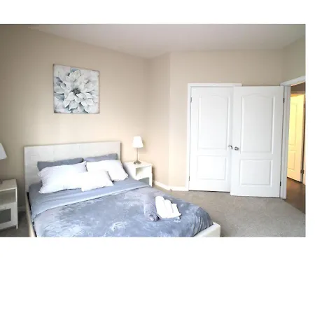 Private Bedroom And Bathroom In Shared 2 Bedroom Apartment In Venice - Pool - Hot Tub & Gym-3