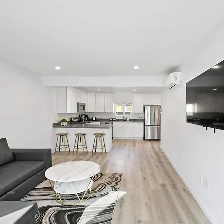 Miracle Mile Chic 1 Bedroom Bungalow Apt Parking Unit 2-2