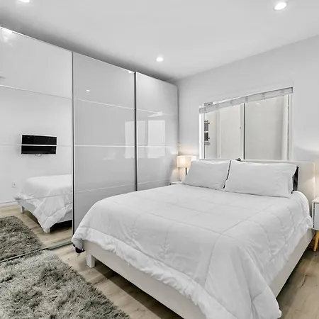 Miracle Mile Chic 1 Bedroom Bungalow Apt Parking Unit 2-3