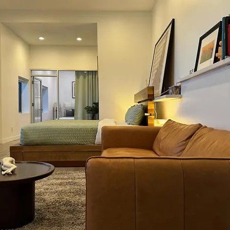 Stunning View Hollywood Hills Guest House-3