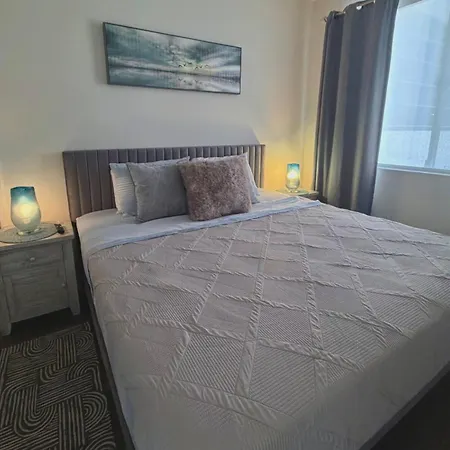 Hollywood Panoramic Views, Pool, Gym & Free Parking!-2