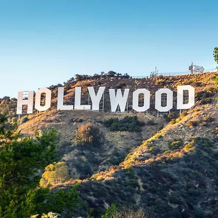 Hollywood Panoramic Views, Pool, Gym & Free Parking!-3